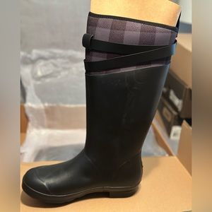 Muck boots, black with grey plaid tall women’s boots size 9, perfect condition.
